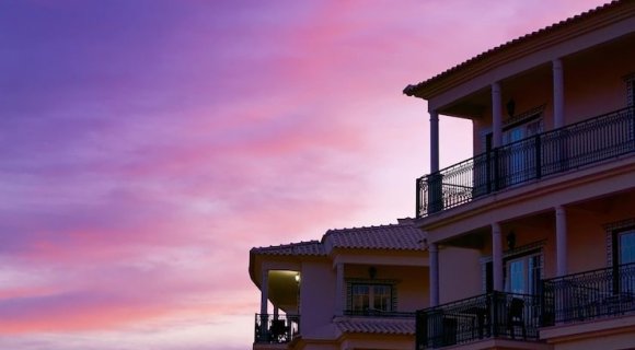 Во вторник, 27 декабря 2022 года, в Дубае было зарегистрировано сделок с недвижимостью на сумму более 1,7 миллиарда дирхамов