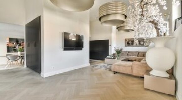 In Dubai, ads for houses worth 100 million dirhams began to appear more and more often