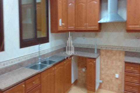 Вилла Аль-Батин, Абу-Даби, БАӘ-да 6 жатын бөлмелер, 1800 м² № 556775 - фото 13