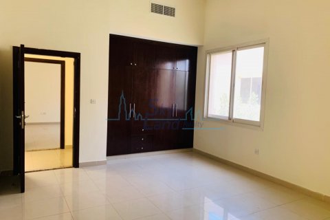 Villa in Al Barsha, Dubai, UAE 5 bedrooms, 464.5 sq.m. № 623783 - photo 7
