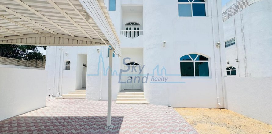 Villa a Umm Suqeim, Dubai, EAU 4 camere da letto, 325.2 mq. № 623784