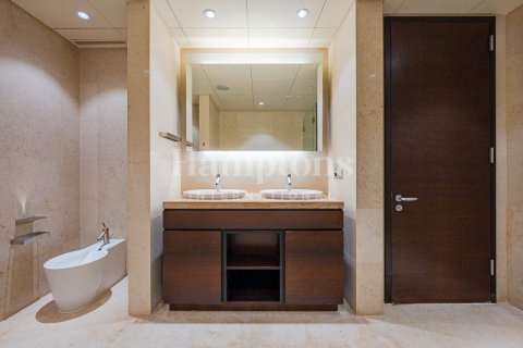 Apartment in Burj Khalifa, Dubai, UAE 2 bedrooms, 159.41968994 sq.m. № 597773 - photo 13
