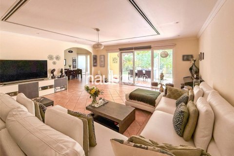 Řadový dům v Dubai Investment Park, SAE 3 ložnice, 454 m² Č.: 625162 - fotografie 15