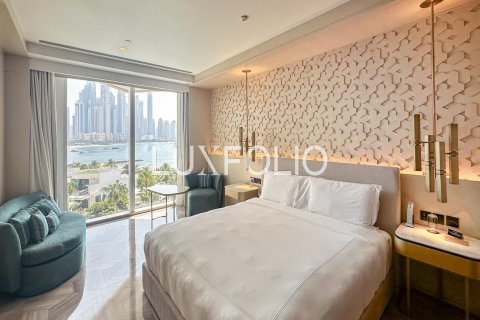 Apartment in Palm Jumeirah, Dubai, UAE 1 room, 46 sq.m. № 628000 - photo 2