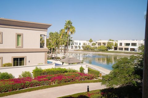 Villa in Emirates Hills, Dubai, UAE 7 bedrooms, 1750 sq.m. № 592439 - photo 1