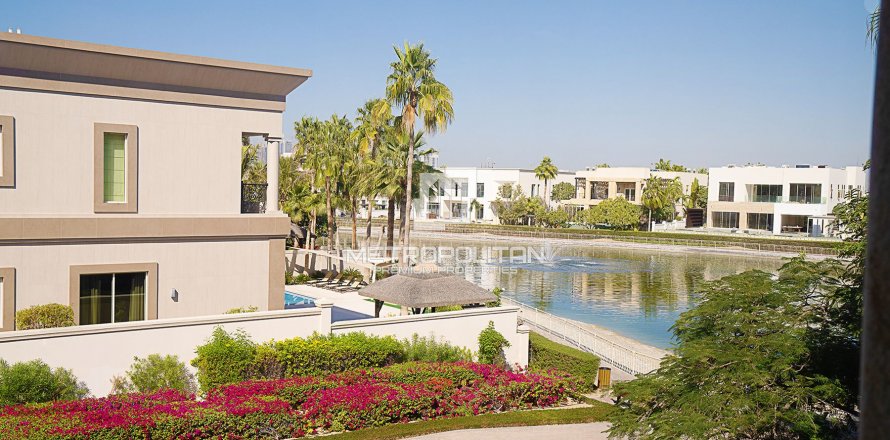 Villa in Emirates Hills, Dubai, UAE 7 bedrooms, 1750 sq.m. № 592439