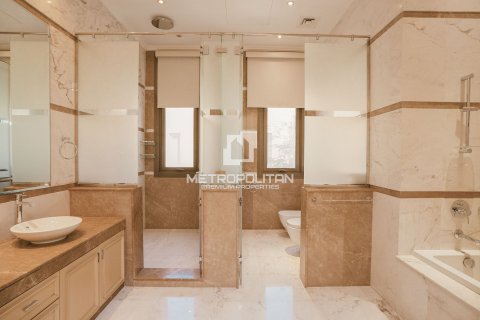 Villa in Emirates Hills, Dubai, UAE 7 bedrooms, 1750 sq.m. № 592439 - photo 13