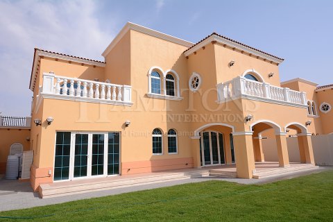 Villa in Jumeirah Park, Dubai, UAE 3 bedrooms, 679.95705700 sq.m. № 597522 - photo 1