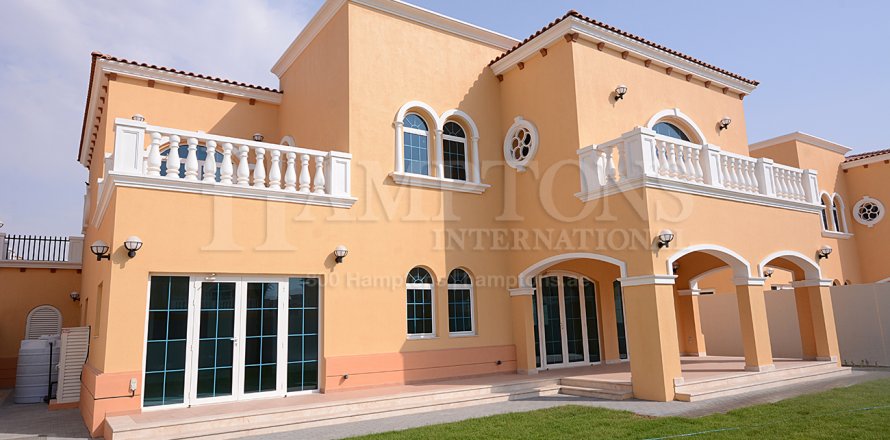 Villa in Jumeirah Park, Dubai, UAE 3 bedrooms, 679.957 sq.m. № 597522
