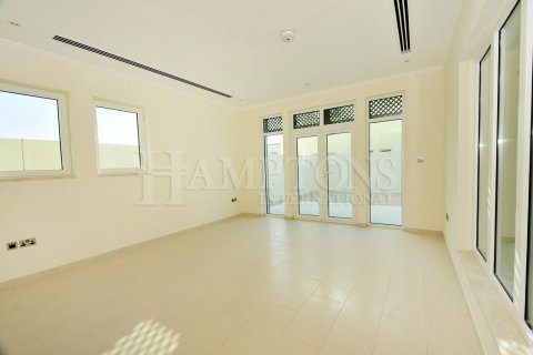Villa in Jumeirah Park, Dubai, UAE 3 bedrooms, 679.95705700 sq.m. № 597522 - photo 11