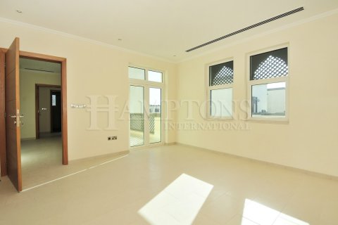 Villa in Jumeirah Park, Dubai, UAE 3 bedrooms, 679.95705700 sq.m. № 597522 - photo 9