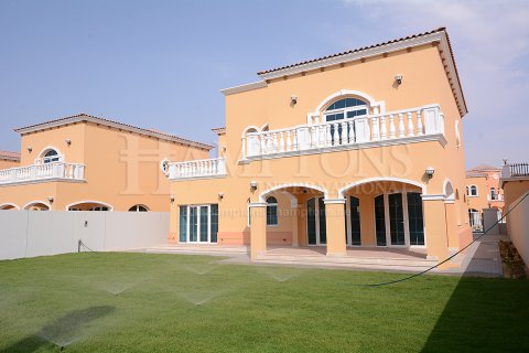 Villa in Jumeirah Park, Dubai, UAE 3 bedrooms, 679.95705700 sq.m. № 597522 - photo 2