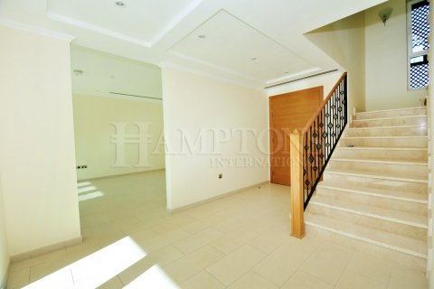 Villa in Jumeirah Park, Dubai, UAE 3 bedrooms, 679.95705700 sq.m. № 597522 - photo 13