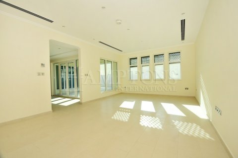 Villa in Jumeirah Park, Dubai, UAE 3 bedrooms, 679.95705700 sq.m. № 597522 - photo 16