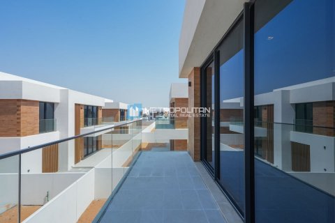 Commercial property on the Saadiyat Island, Abu Dhabi, UAE 4 bedrooms, 539 sq.m. № 594476 - photo 12