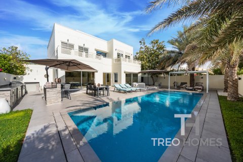 Villa in Meadows, Dubai, UAE 4 bedrooms, 368 sq.m. № 597560 - photo 1