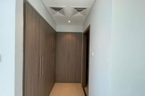 Commercial property in Al Salam Street, Abu Dhabi, UAE 5 bedrooms, 289 sq.m. № 594864 - photo 8