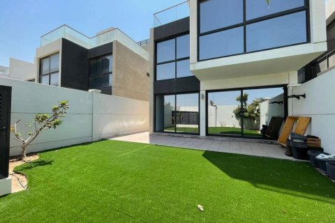 Commercial property in Al Salam Street, Abu Dhabi, UAE 5 bedrooms, 289 sq.m. № 594864 - photo 1
