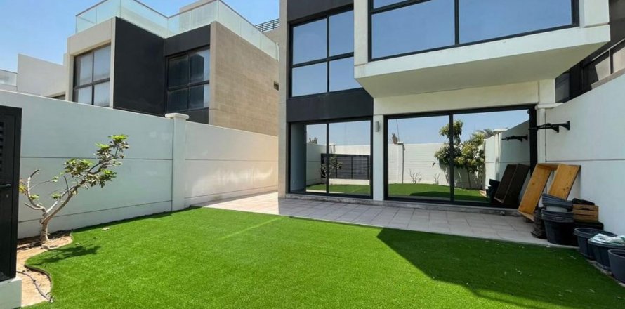 Commercial property in Al Salam Street, Abu Dhabi, UAE 5 bedrooms, 289 sq.m. № 594864