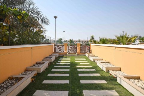 Townhouse in Jumeirah Village Triangle, Dubai, UAE 2 bedrooms, 152 sq.m. № 625856 - photo 1