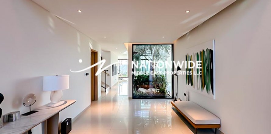 Villa in Abu Dhabi, VAE 4 slaapkamers, 464 vr.m. nr 588963