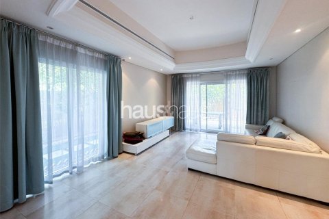Vilë në Dubai Investment Park, Emiratet e Bashkuara Arabe 5 dhoma gjumi, 891 m2. № 626755 - Foto 3