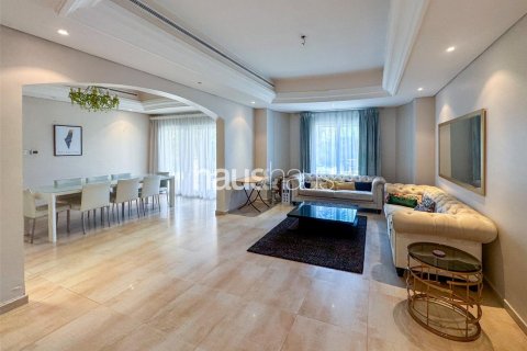 Vilë në Dubai Investment Park, Emiratet e Bashkuara Arabe 5 dhoma gjumi, 891 m2. № 626755 - Foto 2