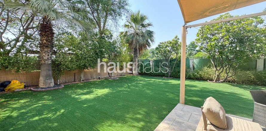 Vilë në Dubai Investment Park, Emiratet e Bashkuara Arabe 5 dhoma gjumi, 891 m2. № 626755