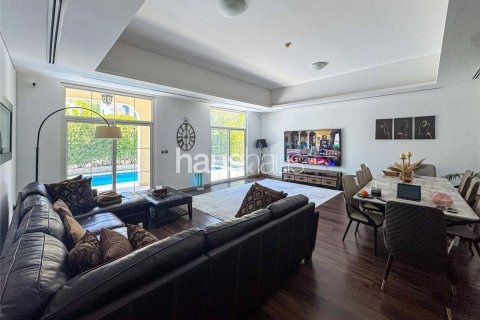 Villa in Motor City, Dubai, UAE 5 bedrooms, 452 sq.m. № 626778 - photo 4