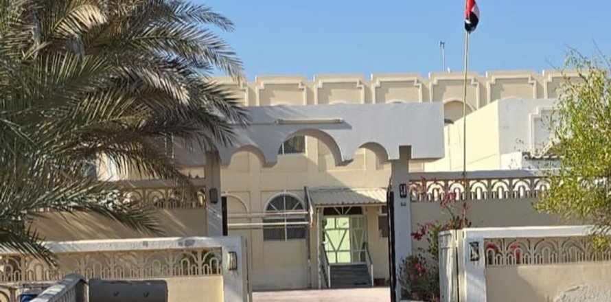 Commercial property in Al Bahia, Abu Dhabi, UAE 7 bedrooms, 2000 sq.m. № 594952