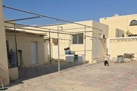 Commercial property in Al Bahia, Abu Dhabi, UAE 7 bedrooms, 2000 sq.m. № 594952 - photo 3