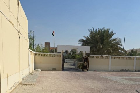 Commercial property in Al Bahia, Abu Dhabi, UAE 7 bedrooms, 2000 sq.m. № 594952 - photo 4