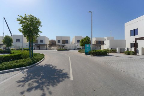 Commercial property on the Yas Island, Abu Dhabi, UAE 3 bedrooms, 205 sq.m. № 594900 - photo 14