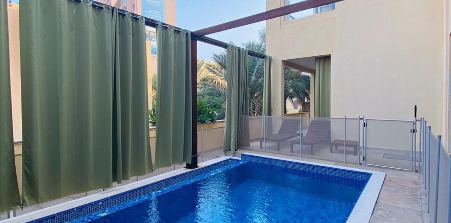 Commercial property in Fujairah, UAE 3 bedrooms, 363 sq.m. № 594668