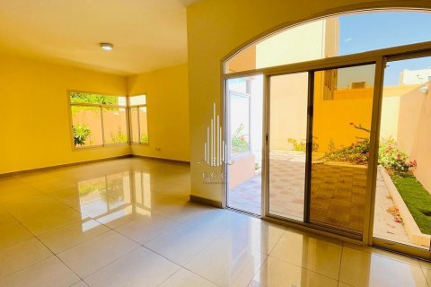 Vila v Muroor Area, Abu Dhabi, SAE 5 ložnice, 464.5 m² Č.: 591791 - fotografie 3