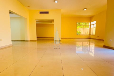 Vila v Muroor Area, Abu Dhabi, SAE 5 ložnice, 464.5 m² Č.: 591791 - fotografie 1