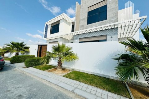 Vilë në Al Quoz, Dubai, Emiratet e Bashkuara Arabe 5 dhoma gjumi, 997.7 m2. № 577087 - Foto 3