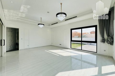 Vilë në Al Quoz, Dubai, Emiratet e Bashkuara Arabe 5 dhoma gjumi, 997.7 m2. № 577087 - Foto 32