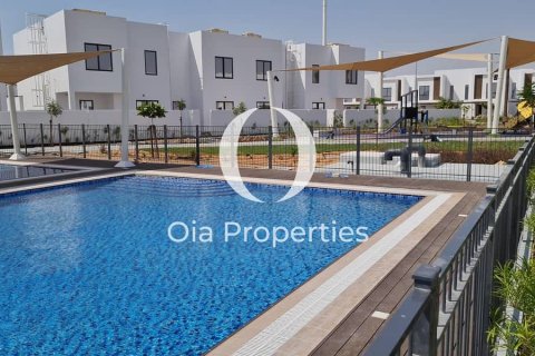 Townhouse in Al Ghadeer, Abu Dhabi, UAE 2 bedrooms, 158 sq.m. № 608524 - photo 1