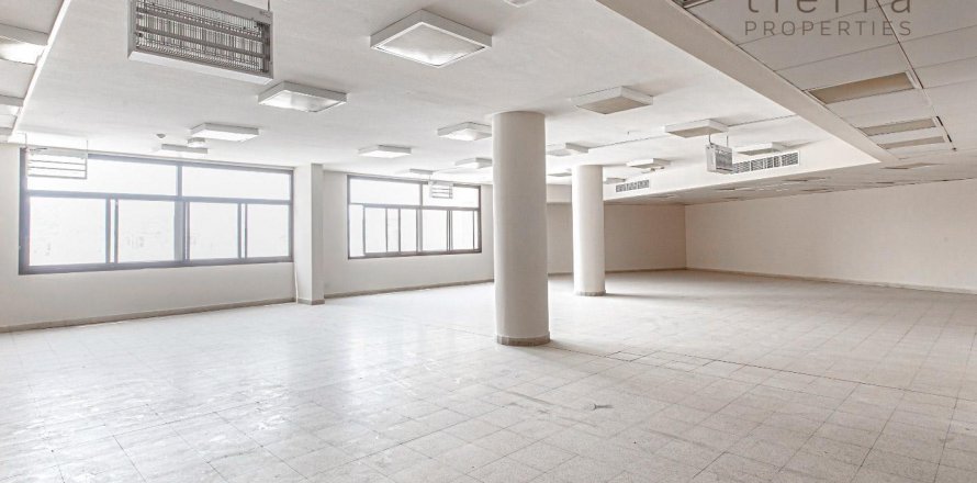 Building in Dubai, UAE 9280.9 sq.m. № 567180