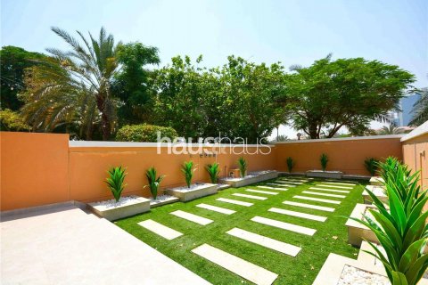 Townhouse in Jumeirah Village Triangle, Dubai, UAE 2 bedrooms, 152 sq.m. № 625855 - photo 1