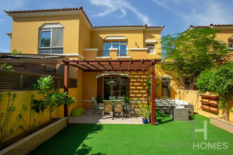 Townhouse in Arabian Ranches, Dubai, UAE 2 bedrooms, 175 sq.m. № 590243 - photo 1