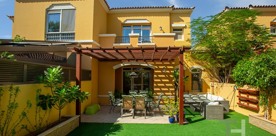 Townhouse in Arabian Ranches, Dubai, UAE 2 bedrooms, 175 sq.m. № 590243