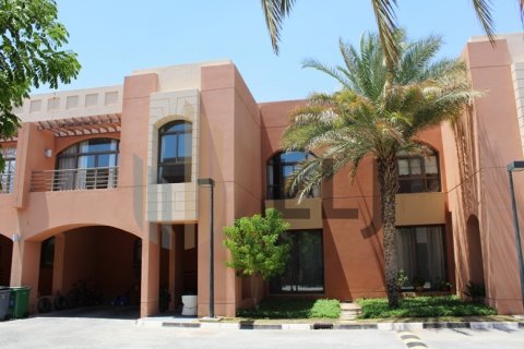 Villa itt: Abu Dhabi Gate City, EAE, 5 hálószoba, 480 m², azonosító: 605490 - fénykép 1