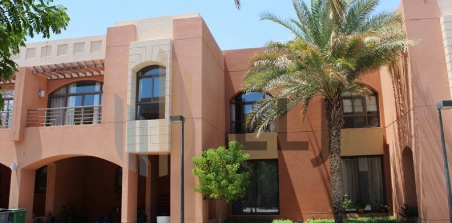 Villa itt: Abu Dhabi Gate City, EAE, 5 hálószoba, 480 m², azonosító: 605490