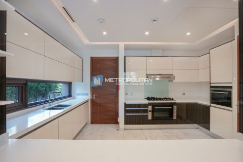 Commercial property on the Saadiyat Island, Abu Dhabi, UAE 5 bedrooms, 722 sq.m. № 594130 - photo 2