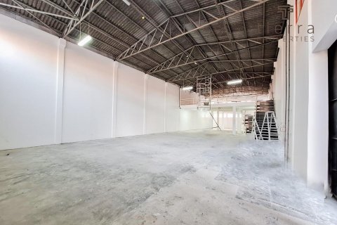Magazinë në Al Quoz, Dubai, Emiratet e Bashkuara Arabe 529.5 m2. № 569254 - Foto 3