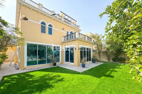 Villa in Jumeirah Park, Dubai, UAE 4 bedrooms, 386 sq.m. № 625187 - photo 1