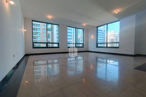 Appartement à louer à Hamdan Street, Abu Dhabi, EAU 3 chambres, 213.7 m2 № 576054 - photo 4
