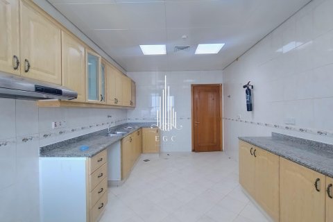 Apartment in Al Khalidiya, Abu Dhabi, UAE 3 bedrooms, 183 sq.m. № 576055 - photo 6